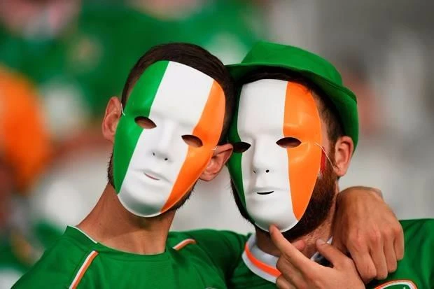 CĐV Ireland che giấu cảm xúc 